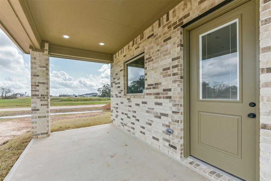 Exterior details and patio area of a home in , Angleton (Image 3).