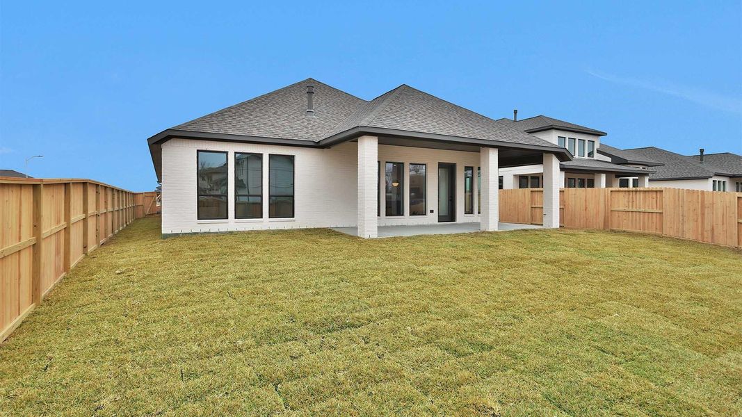 Exterior details and patio area of a home in Sienna, Missouri City (Image 4).