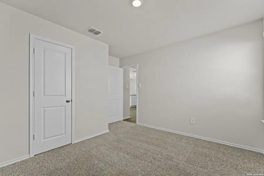 Spacious, unfurnished interior of a new home in Laurel Vistas, San Antonio (Image 16).