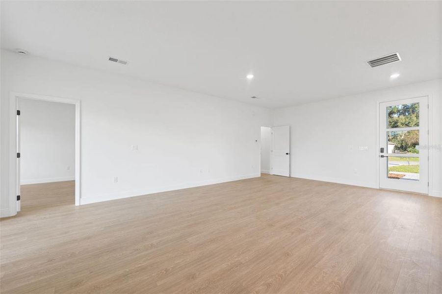 Spacious, unfurnished interior of a new home in , Ocala (Image 26).