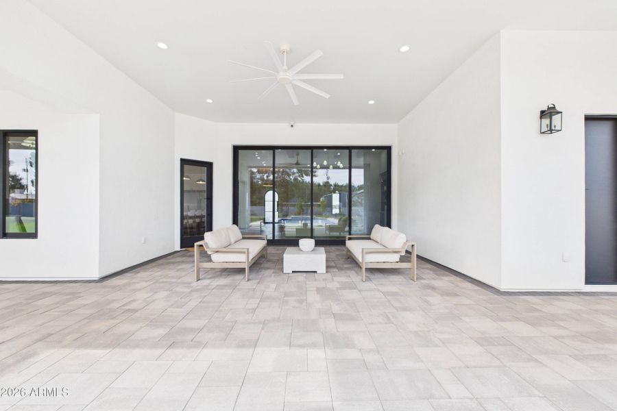 CAM06090G6-PR0010-STILL008