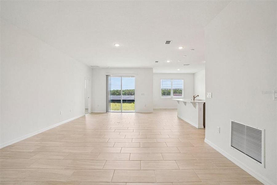 Spacious, unfurnished interior of a new home in Oakview, Apopka (Image 22).