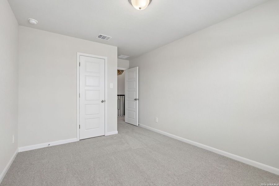 Spacious, unfurnished interior of a new home in Thomas Pond, San Antonio (Image 48).