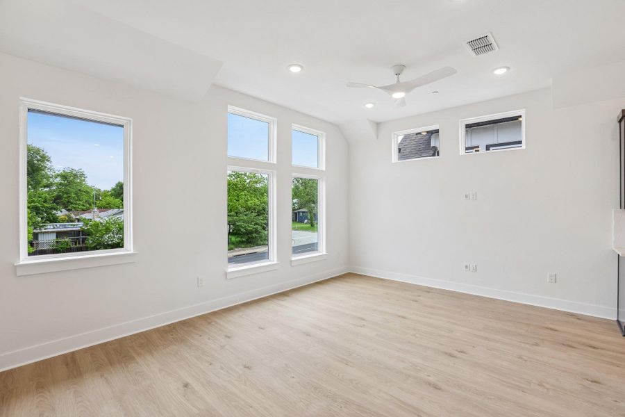High ceilings and perfectly placedwindows, fill the entire area withnatural light.
