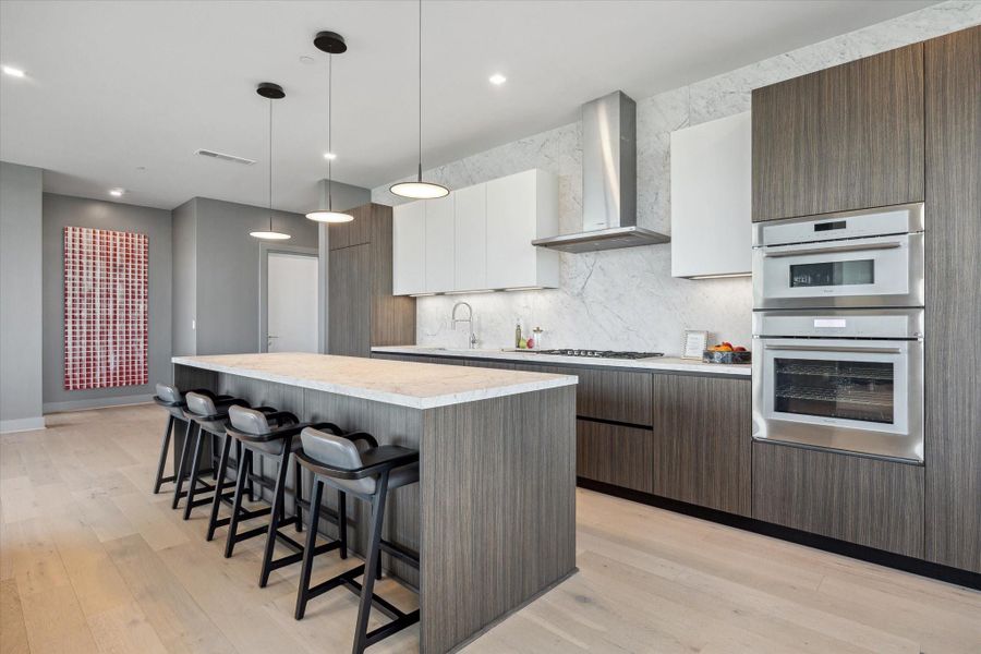 Chefs kitchen and breakfast bar.