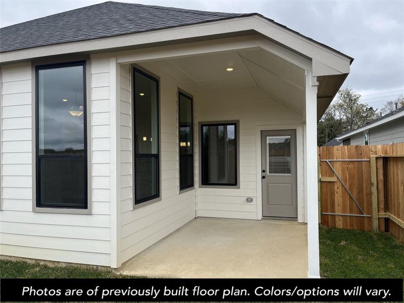 Exterior details and patio area of a home in Lexington Heights, Willis (Image 3).