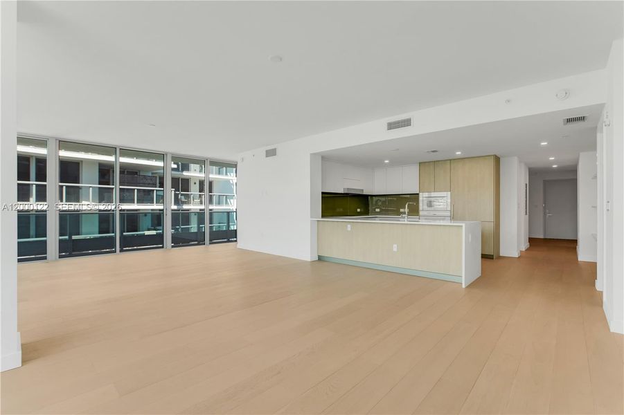 Spacious, unfurnished interior of a new home in , Miami Beach (Image 64).