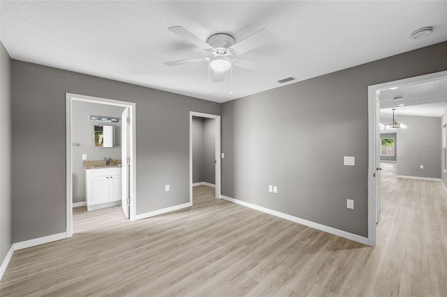 Spacious, unfurnished interior of a new home in , Sarasota (Image 26).