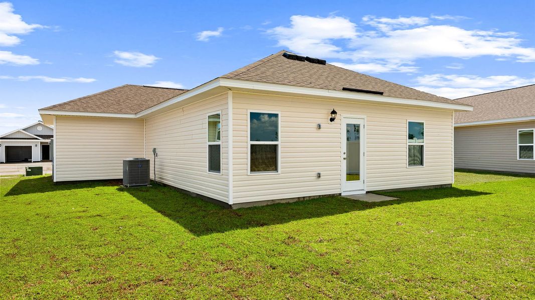 Exterior details and patio area of a home in Liberty, Panama City (Image 3).