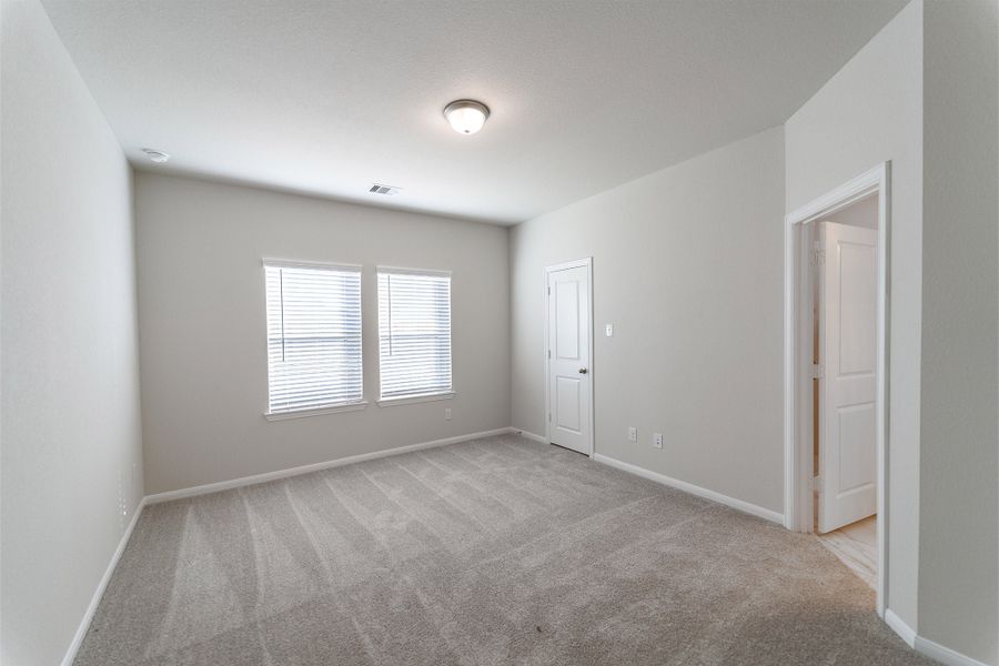 Spacious, unfurnished interior of a new home in Lago Mar, Texas City (Image 13).
