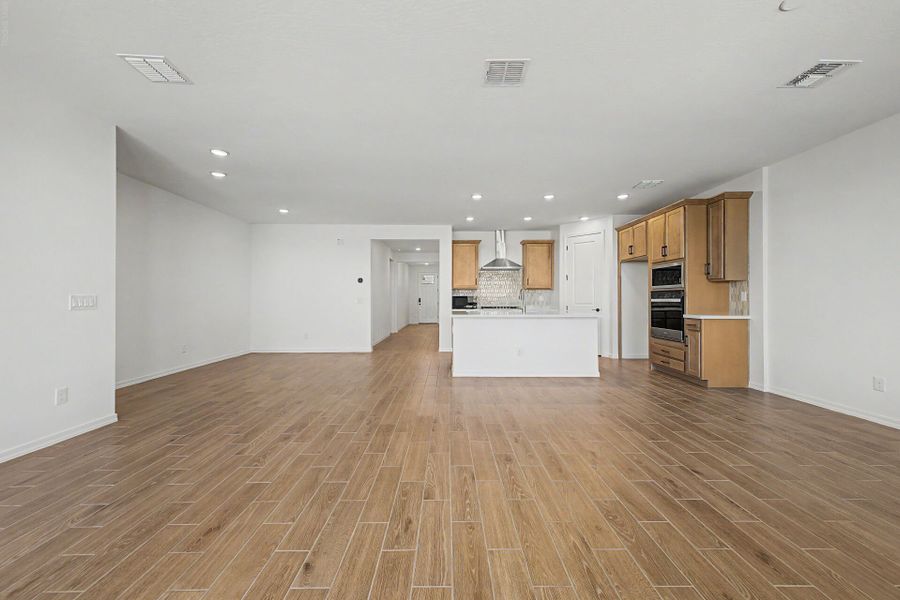 Spacious, unfurnished interior of a new home in White Tank Vistas, Waddell (Image 7).