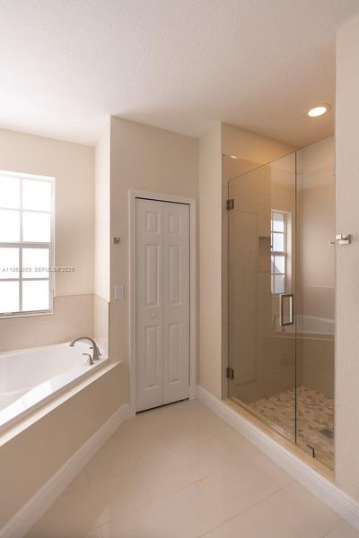 Spacious, unfurnished interior of a new home in , Tamarac (Image 58).