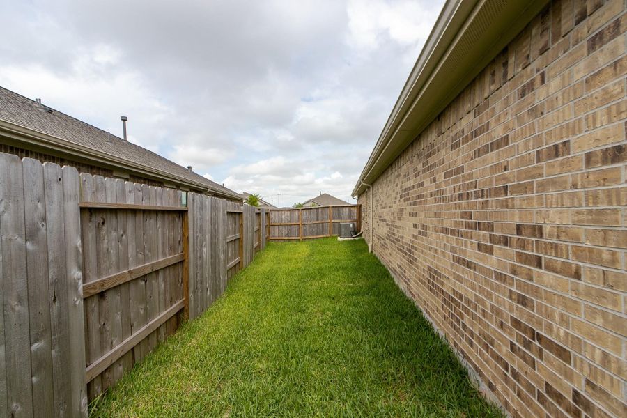 Exterior details and patio area of a home in Samara, League City (Image 22).
