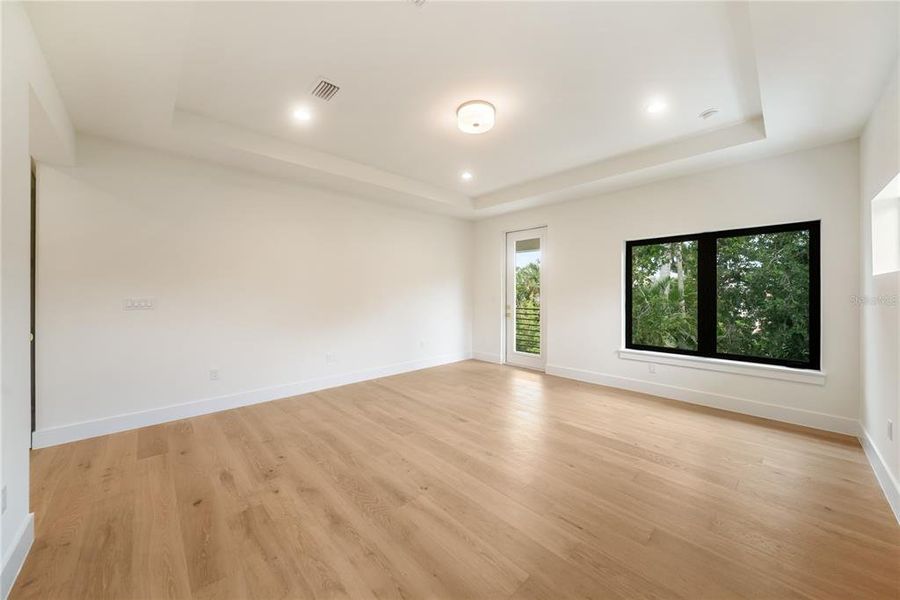 Spacious, unfurnished interior of a new home in , Sarasota (Image 29).