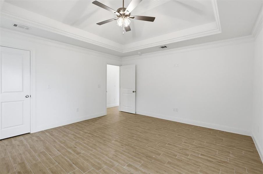 Spacious, unfurnished interior of a new home in , Tolar (Image 27).