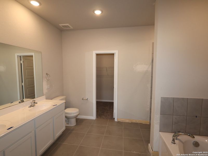 Furnished interior view inside a new home in Agave, San Antonio (Image 13).