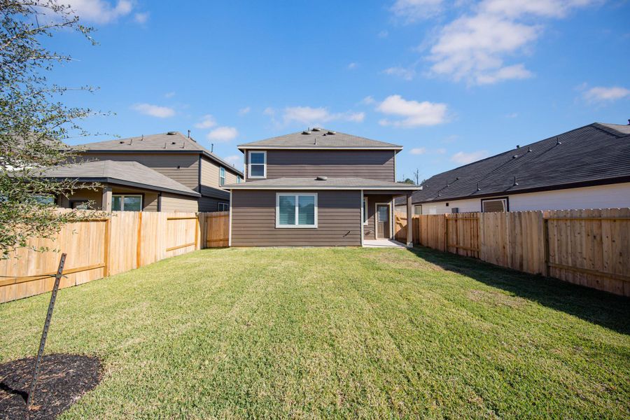 Exterior details and patio area of a home in Mackenzie Creek, Conroe (Image 3).