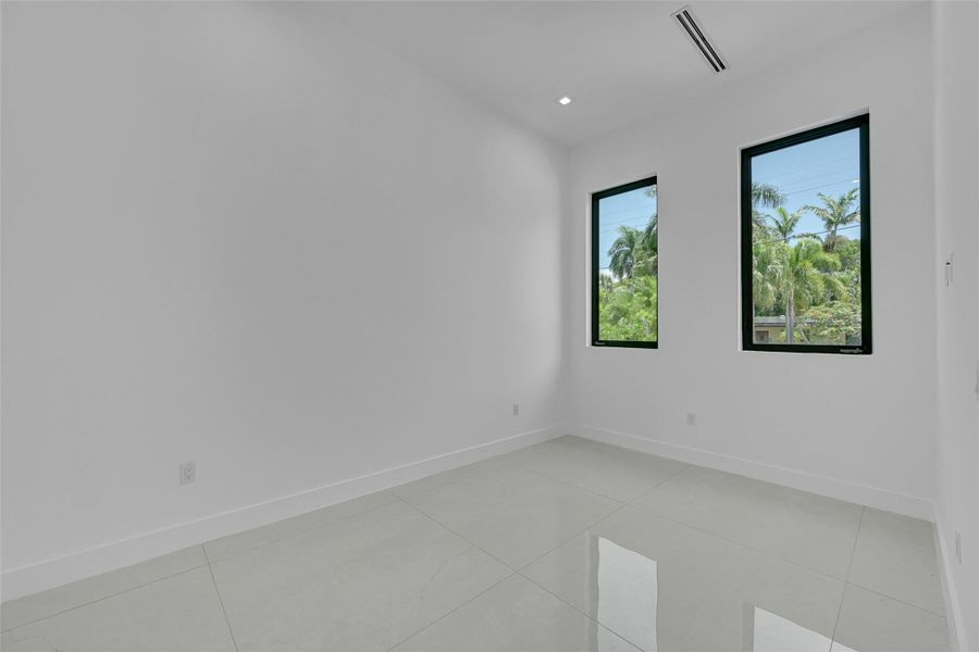 Spacious, unfurnished interior of a new home in , Wilton Manors (Image 20).