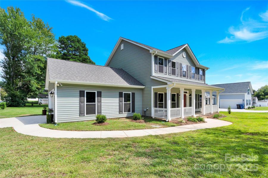 Short drive/walkable to Primal Brewery. Close to restaurants, and tons of Shopping at Target Shopping Center and Birkdale Village!