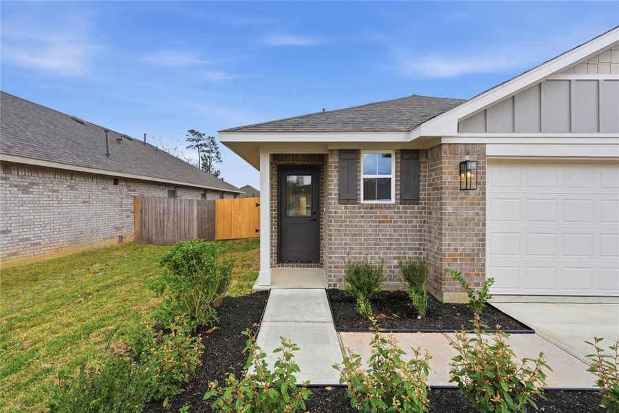 Exterior details and patio area of a home in Grand Oaks Reserve, Cleveland (Image 16).