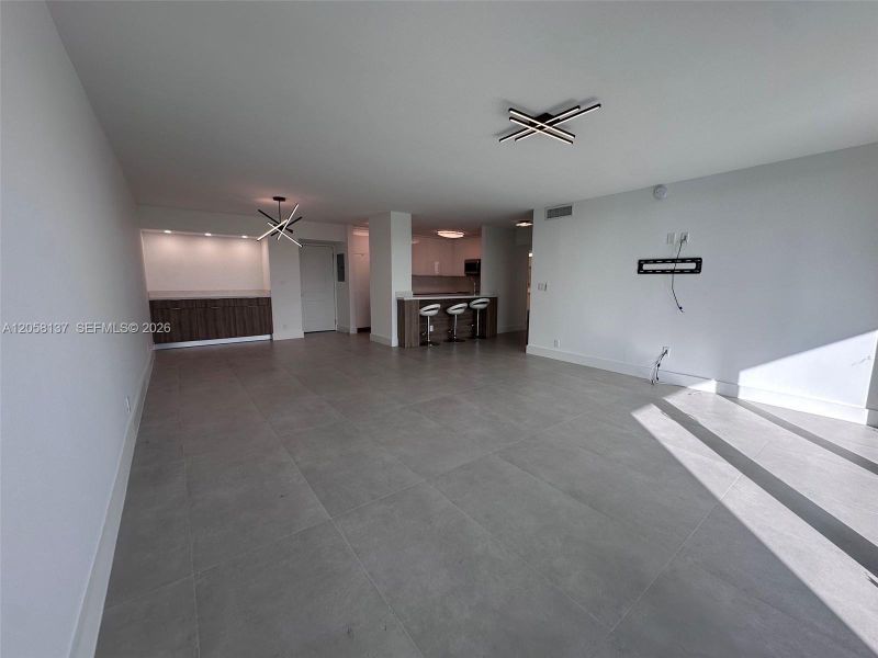 Spacious, unfurnished interior of a new home in , Sunny Isles Beach (Image 18).