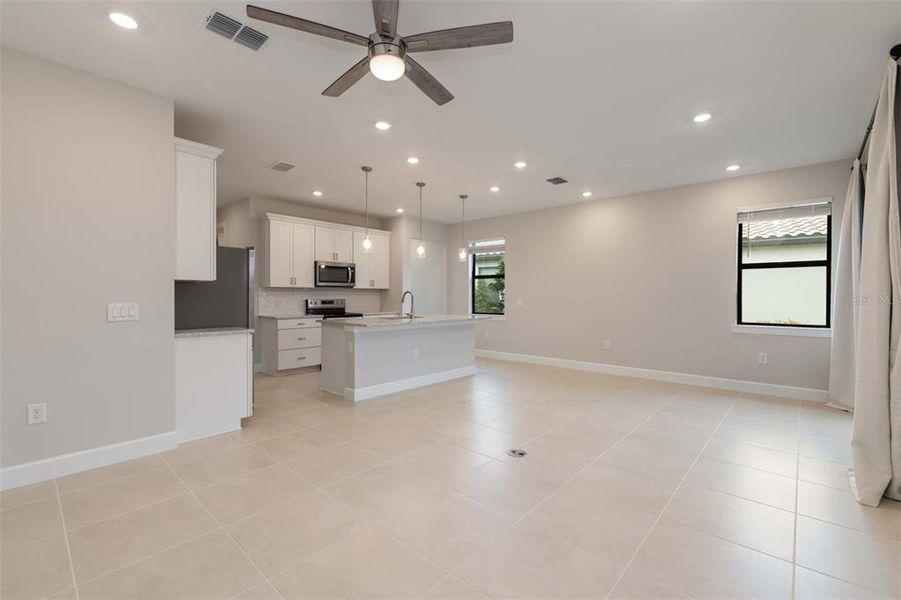 Spacious, unfurnished interior of a new home in , Bradenton (Image 22).