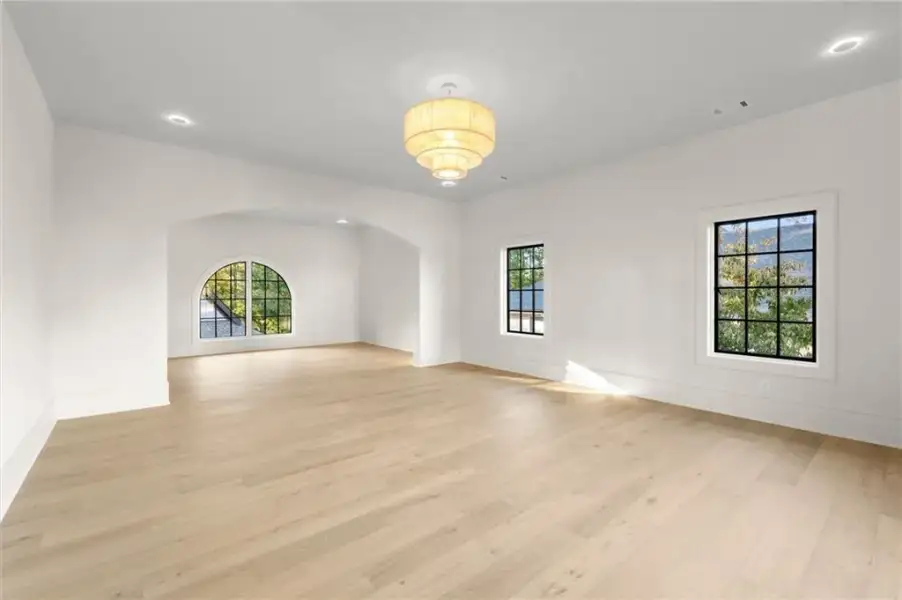 Spacious, unfurnished interior of a new home in , Alpharetta (Image 40).