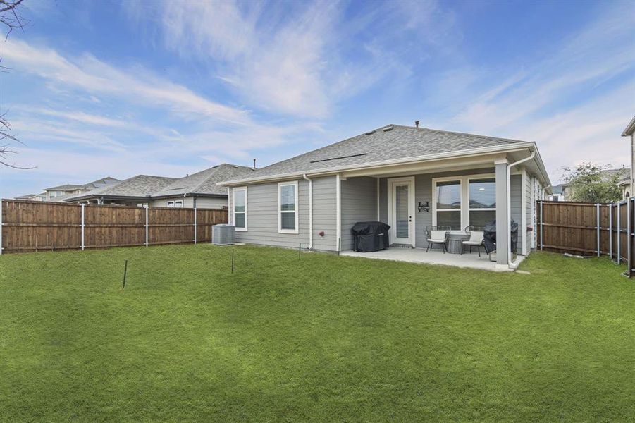 Nice backyard & great covered patio!