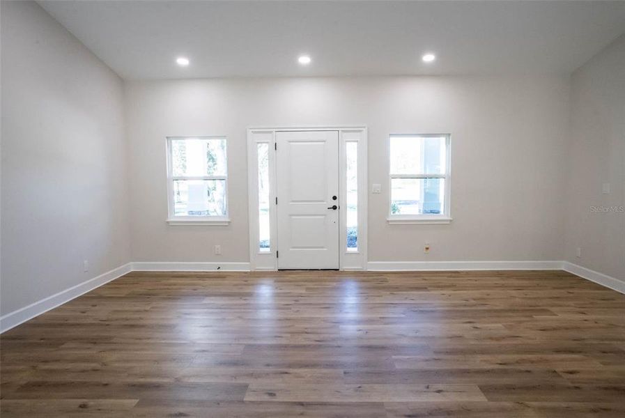 Spacious, unfurnished interior of a new home in , Weeki Wachee (Image 20).