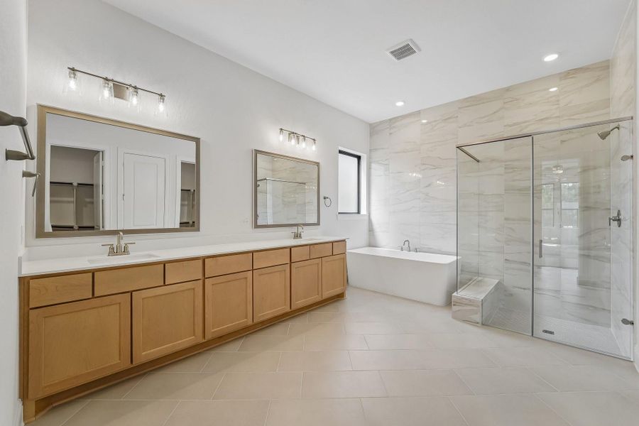 Furnished interior view inside a new home in Evergreen 70', Conroe (Image 11).