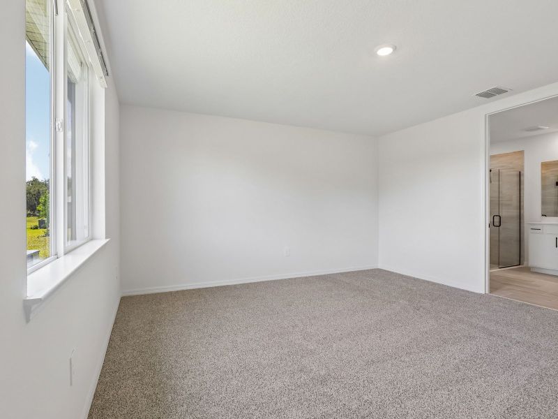 Spacious, unfurnished interior of a new home in The Grove at Stuart Crossing - Signature Series, Bartow (Image 10).