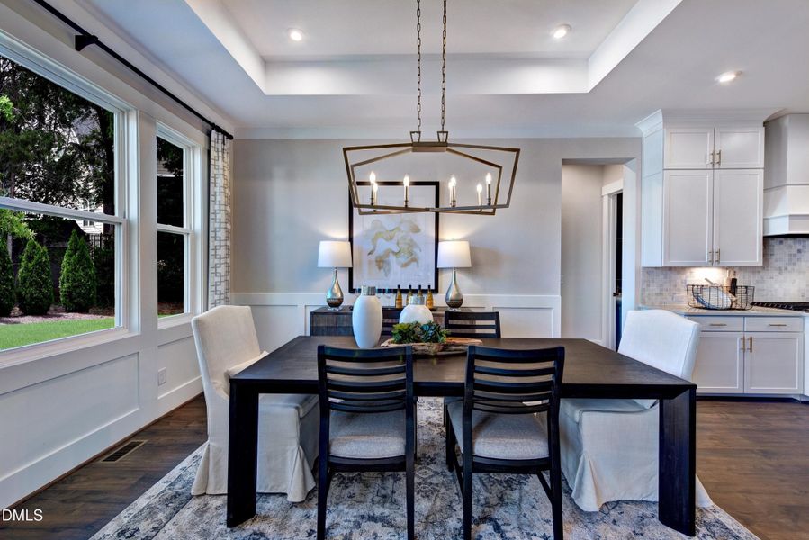 LOCE_0058_00-Sebastian J_Dining 01