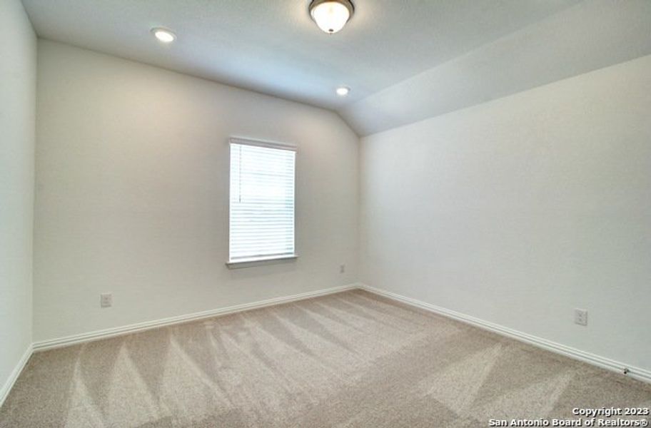 Spacious, unfurnished interior of a new home in Veranda, New Braunfels (Image 20).
