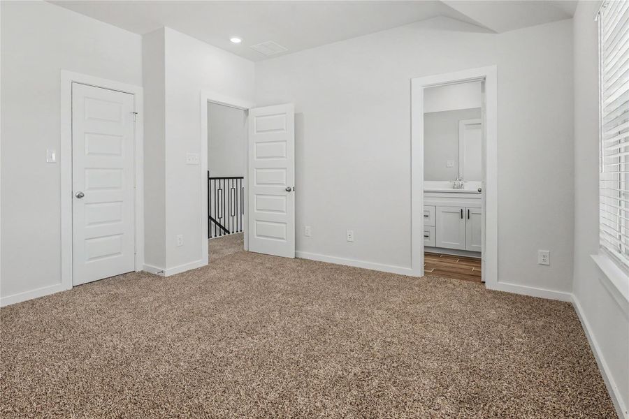 Spacious, unfurnished interior of a new home in Glendale Lakes, Rosharon (Image 39).