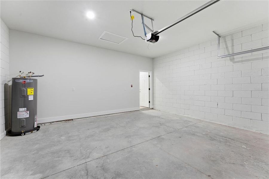 Spacious, unfurnished interior of a new home in , Ocala (Image 20).