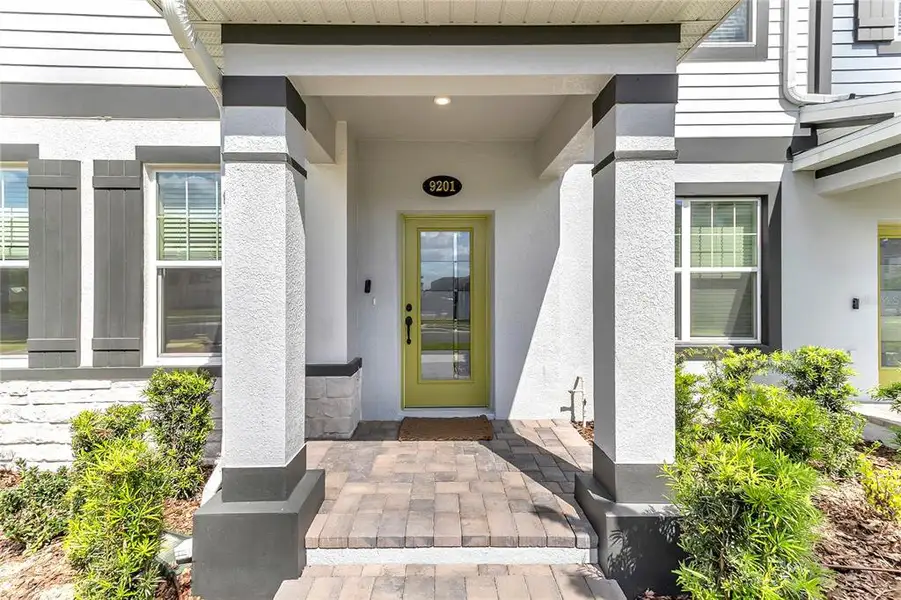 Exterior details and patio area of a home in , Winter Garden (Image 3).