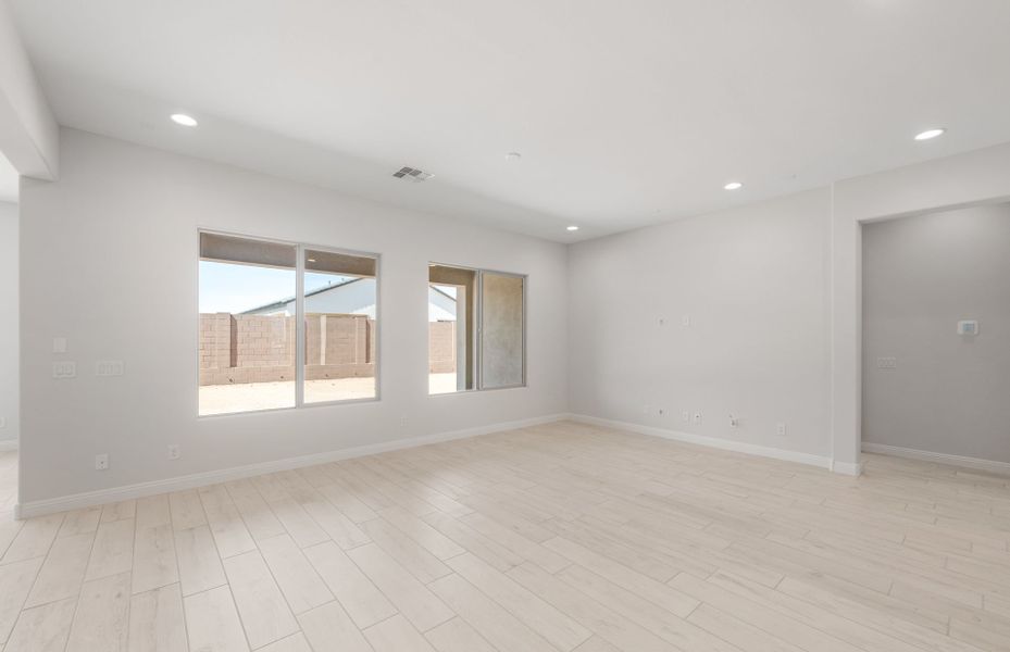 Spacious, unfurnished interior of a new home in Artisan at Asante, Surprise (Image 33).