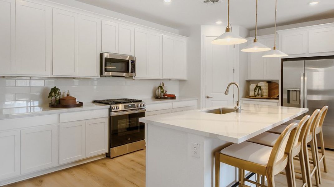 Discovery Saddleback Ironwood Kitchen 4of5 F1