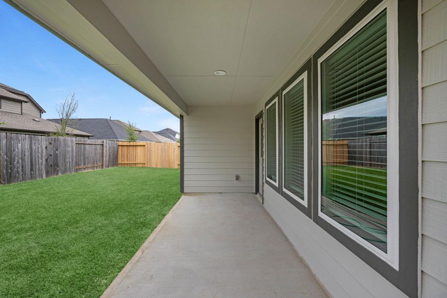 Exterior details and patio area of a home in Barton Creek Ranch, Conroe (Image 4).