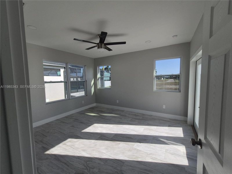 Spacious, unfurnished interior of a new home in , Cape Coral (Image 10).