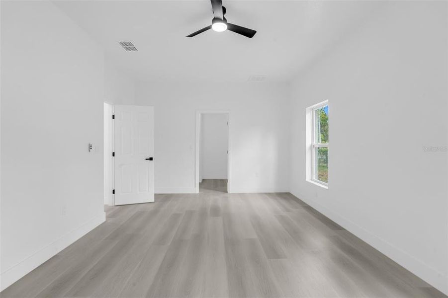 Spacious, unfurnished interior of a new home in , Weeki Wachee (Image 37).