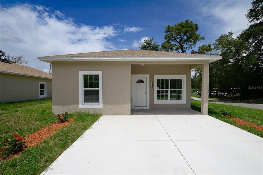 Exterior details and patio area of a home in , Orlando (Image 1).