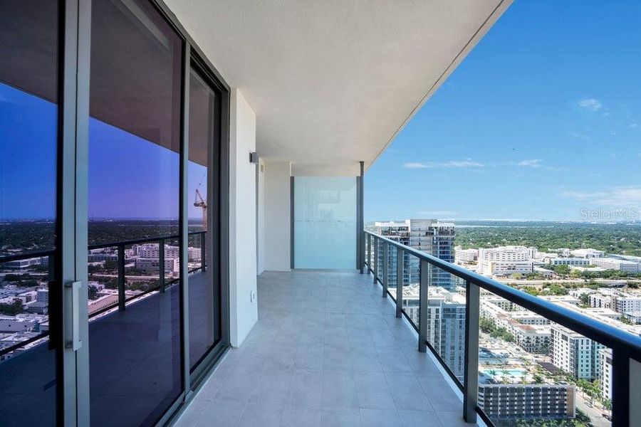 Condo located in St. Petersburg, FL showcasing its design and architecture (Image 40).