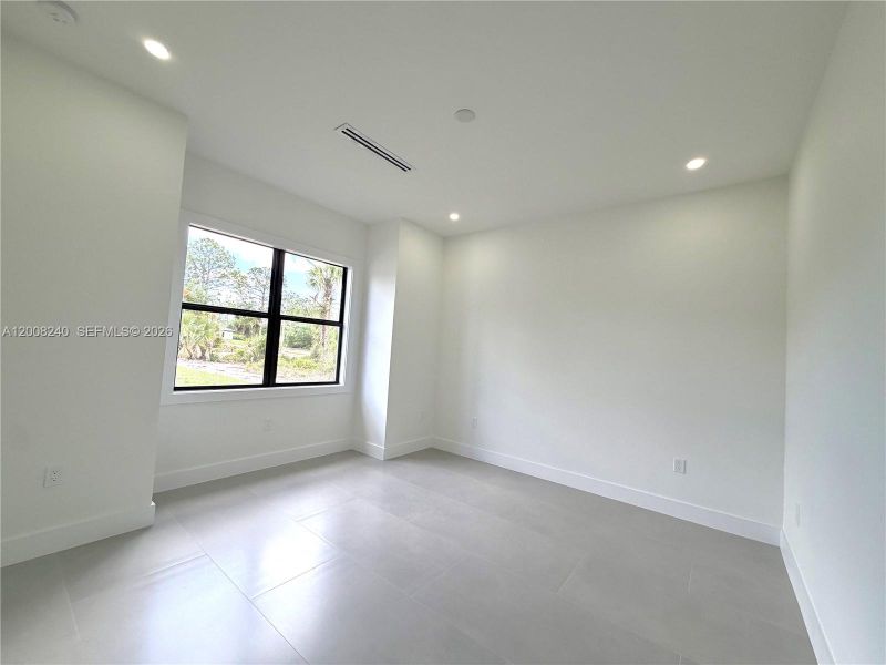 Spacious, unfurnished interior of a new home in , Naples (Image 35).