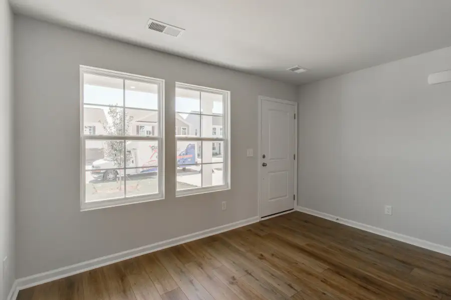 Spacious, unfurnished interior of a new home in Bluefield, Lexington (Image 17).