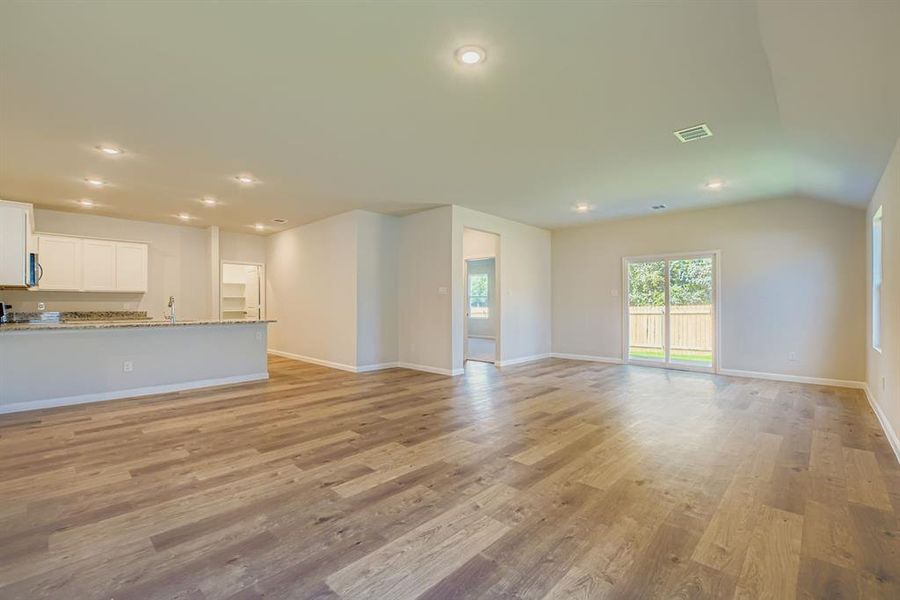 Spacious, unfurnished interior of a new home in Middlefield Village, Dallas (Image 10).