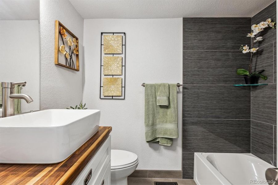 Furnished interior view inside a new home in , Lakewood (Image 5).