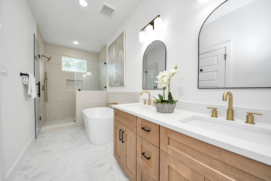 Spacious primary bathroom with doble vanity and abundant storage. Spacious primary bathroom with doble vanity and abundant storage.