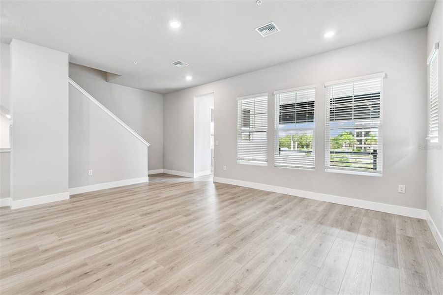Spacious, unfurnished interior of a new home in , Sarasota (Image 27).