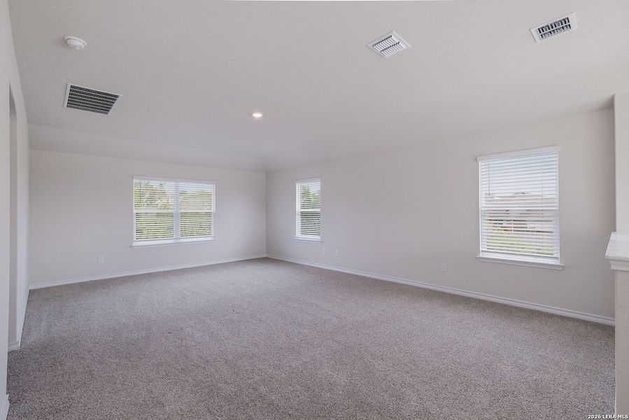 Spacious, unfurnished interior of a new home in Laurel Vistas, San Antonio (Image 19).